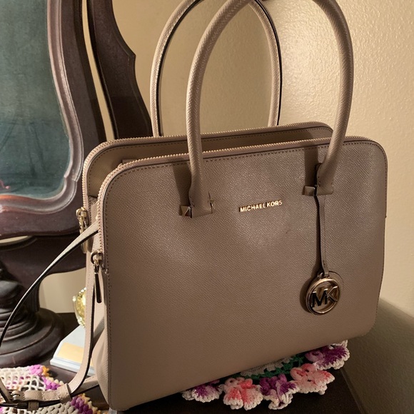 Michale Kors Huston - Picture 2 of 7